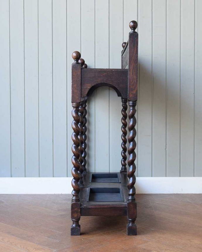 アンティークの玄関収納 アンティーク家具 流れるようなツイスト脚が美しい、英国輸入のアンティークステッキスタンド(傘立て)。横顔も美しく!こんな風に見えます専門の職人が、一度バラしてキレイに組み直しました。(q-1270-f)