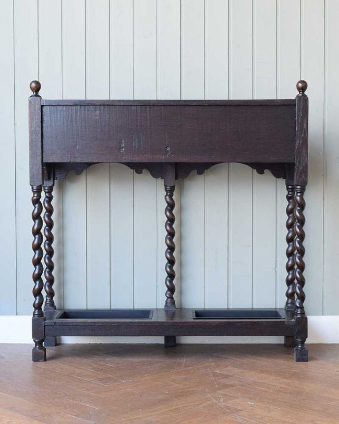 アンティークの玄関収納 アンティーク家具 流れるようなツイスト脚が美しい、英国輸入のアンティークステッキスタンド(傘立て)。後ろ姿もキレイなんです。(q-1270-f)