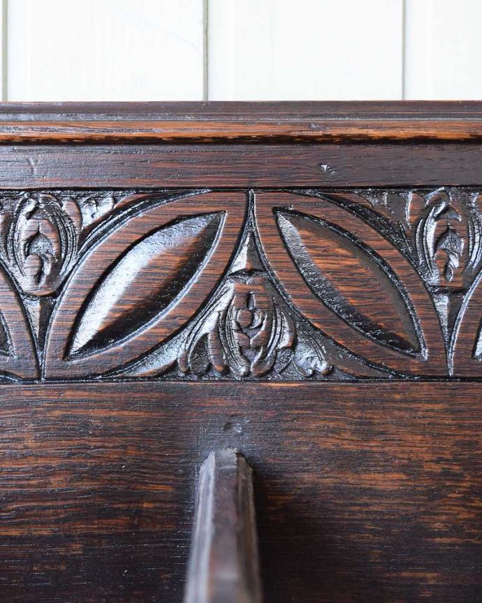 アンティークの玄関収納 アンティーク家具 流れるようなツイスト脚が美しい、英国輸入のアンティークステッキスタンド(傘立て)。惚れ惚れしちゃう美しさこんなに堅い無垢材に一体どうやって彫ったんだろう?と不思議になるくらい細かい彫にうっとりです。(q-1270-f)