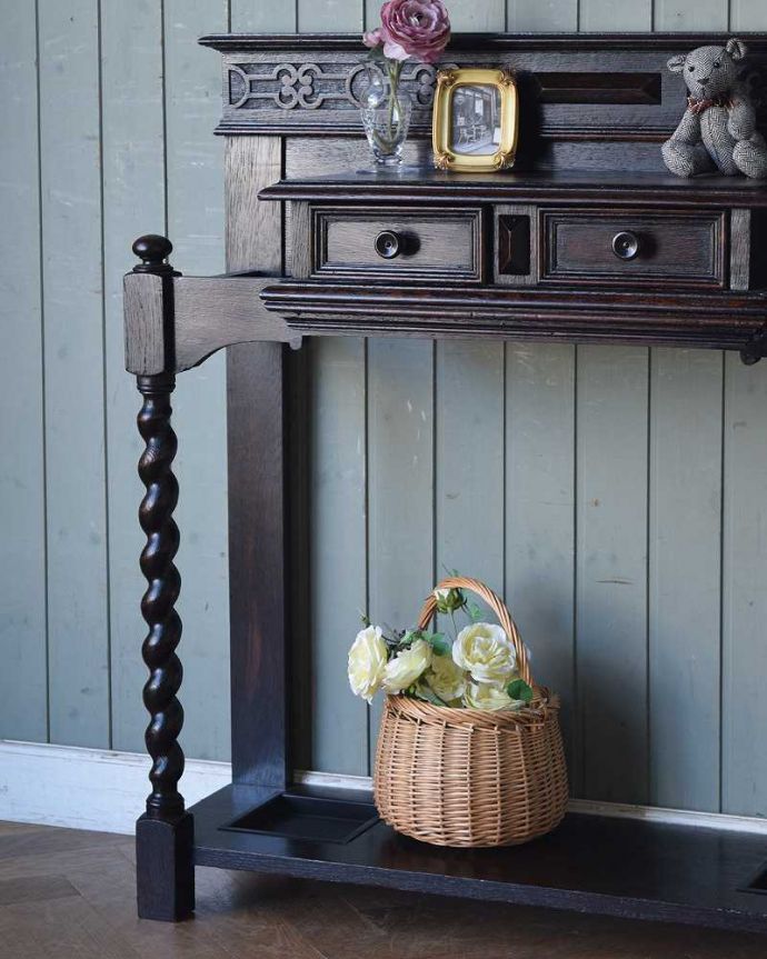 アンティークの玄関収納　アンティーク家具　落ち着いた色合いが魅力のアンティーク家具、美しい装飾を楽しめるステッキスタンド。玄関を華やかにしてくれる英国デザイン海を渡って来てくれたおかげで、日本ではとても素敵な傘立てとして使えます。(q-1271-f)