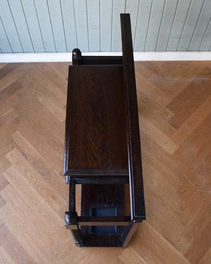 アンティークの玄関収納　アンティーク家具　落ち着いた色合いが魅力のアンティーク家具、美しい装飾を楽しめるステッキスタンド。上から見るとこんな感じもともとステッキを立てていた場所は、傘も収納しやすいデザインになっています。(q-1271-f)