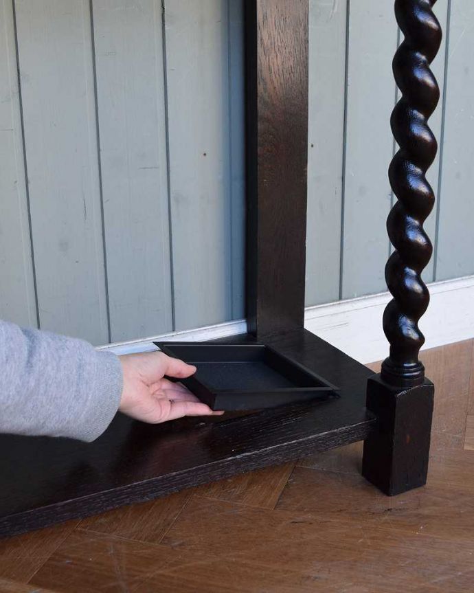 アンティークの玄関収納　アンティーク家具　落ち着いた色合いが魅力のアンティーク家具、美しい装飾を楽しめるステッキスタンド。安心して使えるポイント濡れたままの傘を入れて大丈夫なように雨受けが付いています。(q-1271-f)