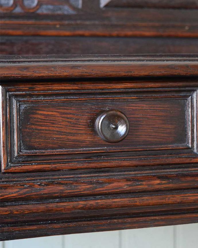 アンティークの玄関収納　アンティーク家具　落ち着いた色合いが魅力のアンティーク家具、美しい装飾を楽しめるステッキスタンド。引き出しの取っ手は、ドロップタイプ。(q-1271-f)