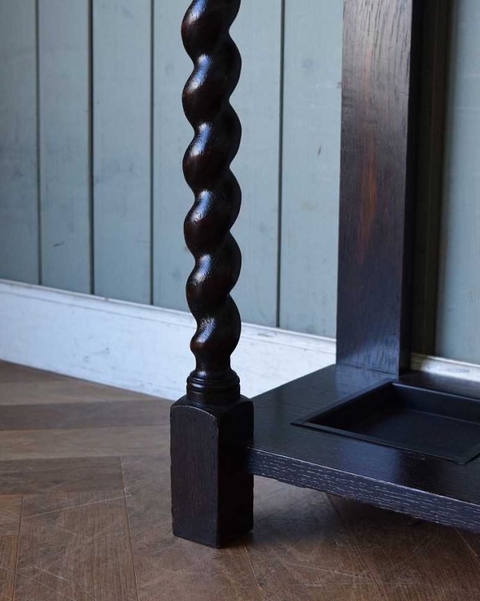 アンティークの玄関収納　アンティーク家具　落ち着いた色合いが魅力のアンティーク家具、美しい装飾を楽しめるステッキスタンド。持ち上げなくても移動できますHandleのアンティークは、脚の裏にフェルトキーパーをお付けしていますので、持ち上げなくても床を滑らせて移動させることが出来ます。(q-1271-f)