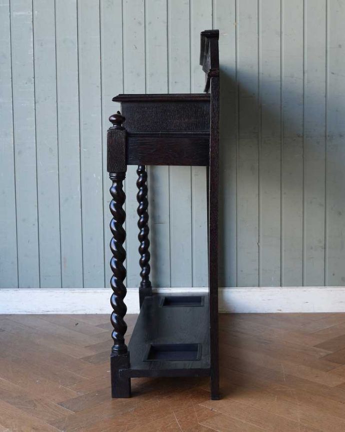 アンティークの玄関収納　アンティーク家具　落ち着いた色合いが魅力のアンティーク家具、美しい装飾を楽しめるステッキスタンド。横顔も美しく！こんな風に見えます専門の職人が、一度バラしてキレイに組み直しました。(q-1271-f)