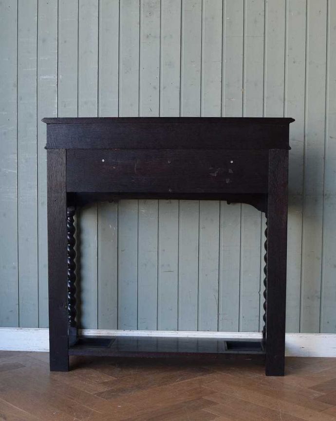 アンティークの玄関収納　アンティーク家具　落ち着いた色合いが魅力のアンティーク家具、美しい装飾を楽しめるステッキスタンド。後ろ姿もキレイなんです。(q-1271-f)