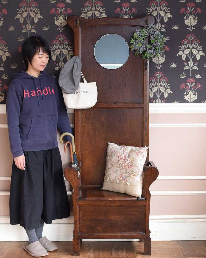 アンティークの玄関収納　アンティーク家具　玄関を彩るアンティーク家具、ベンチが付きのスマートなホールスタンド。英国紳士の身だしなみのための家具もともとホールスタンドは、外出する時、英国紳士の身だしなみ必須アイテムだった大切なステッキを置いておくための家具として造られたもの。(q-1272-f)