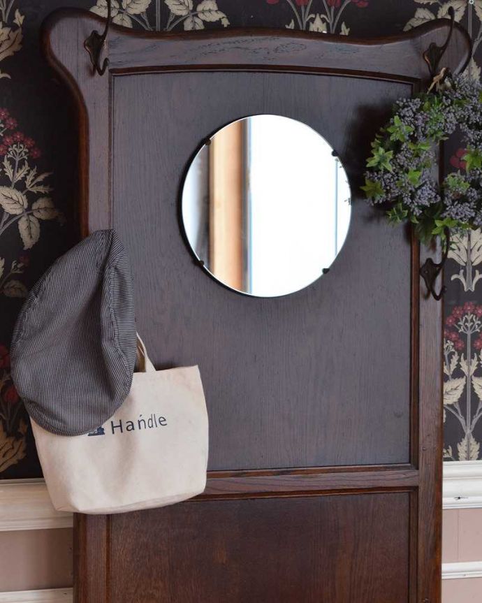 アンティークの玄関収納　アンティーク家具　玄関を彩るアンティーク家具、ベンチが付きのスマートなホールスタンド。玄関が絵になる「掛ける収納」フックがたくさん付いているから、帽子やコートなどを掛けて収納できます。(q-1272-f)