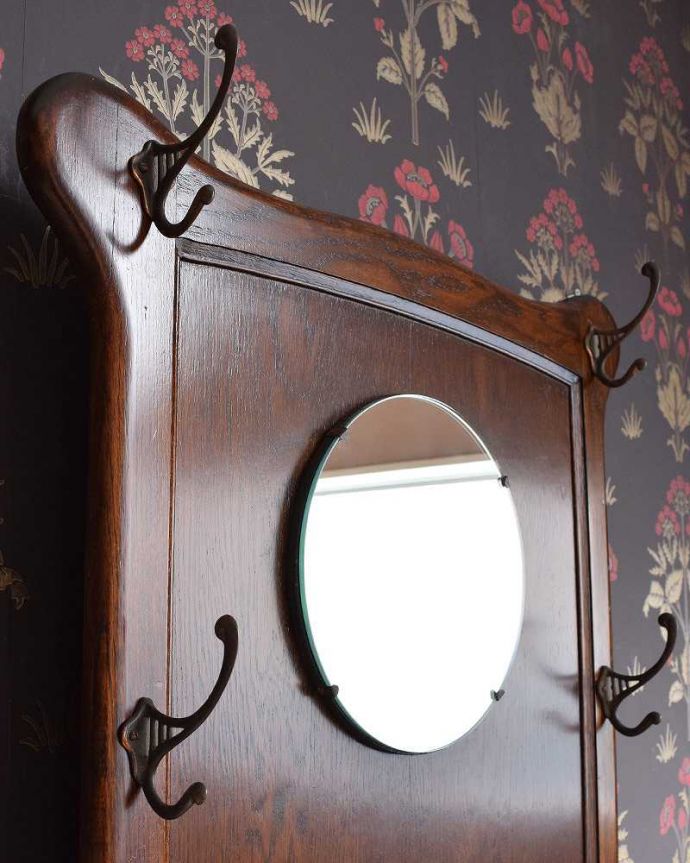 アンティークの玄関収納　アンティーク家具　玄関を彩るアンティーク家具、ベンチが付きのスマートなホールスタンド。いろいろ便利に使える仕掛けオリジナルのフックは形も色もアンティークらしく素敵。(q-1272-f)