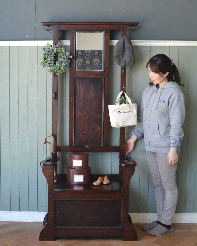 アンティークの玄関収納 アンティーク家具 ベンチの付きの便利な玄関家具、身支度チェックもできるアンティークホールスタンド。英国紳士の身だしなみのための家具もともとホールスタンドは、外出する時、英国紳士の身だしなみ必須アイテムだった大切なステッキを置いておくための家具として造られたもの。(q-1273-f)