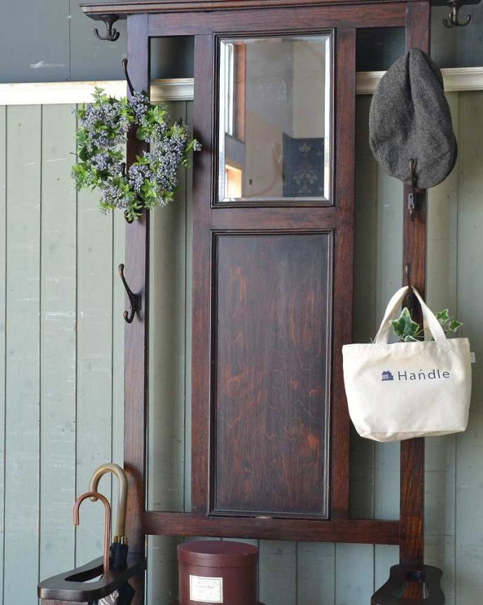 アンティークの玄関収納 アンティーク家具 ベンチの付きの便利な玄関家具、身支度チェックもできるアンティークホールスタンド。玄関が絵になる「掛ける収納」フックがたくさん付いているから、帽子やコートなどを掛けて収納できます。(q-1273-f)