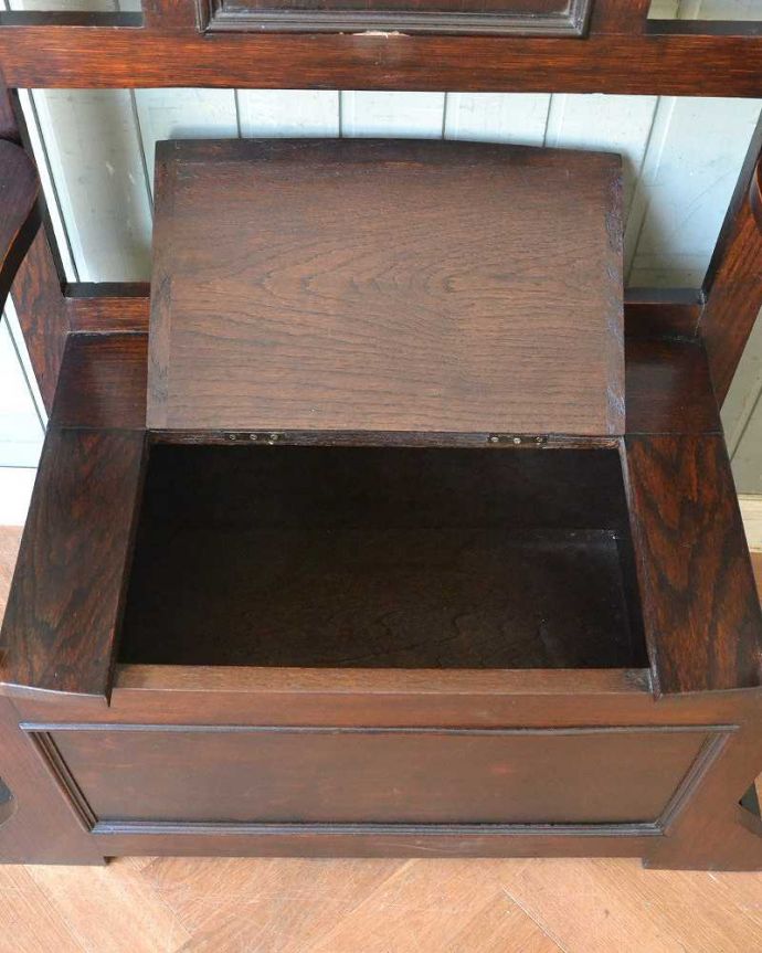 アンティークの玄関収納 アンティーク家具 ベンチの付きの便利な玄関家具、身支度チェックもできるアンティークホールスタンド。玄関にあると便利なベンチ付き。(q-1273-f)