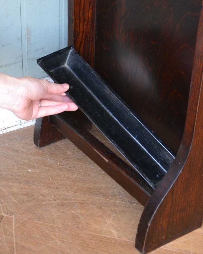 アンティークの玄関収納 アンティーク家具 ベンチの付きの便利な玄関家具、身支度チェックもできるアンティークホールスタンド。傘を入れても大丈夫雨水が受けれるようにトレイもキレイに修復しました。(q-1273-f)