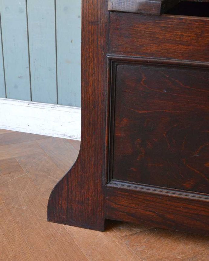 アンティークの玄関収納 アンティーク家具 ベンチの付きの便利な玄関家具、身支度チェックもできるアンティークホールスタンド。女性1人でラクラク運べちゃう仕掛けHandleのアンティークは、脚の裏にフェルトキーパーをお付けしています。(q-1273-f)