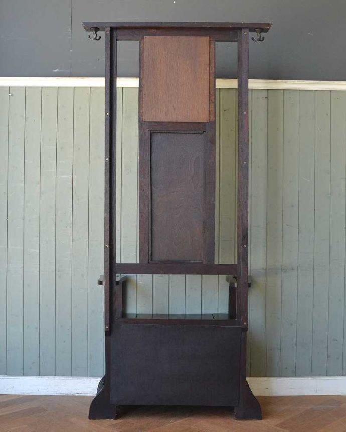 アンティークの玄関収納 アンティーク家具 ベンチの付きの便利な玄関家具、身支度チェックもできるアンティークホールスタンド。修復したので後姿もキレイですアンティークは新品ではないので、もちろん経年変化によるキズはありますが、専門の職人がキレイに修復したので、後ろ姿もキレイです。(q-1273-f)