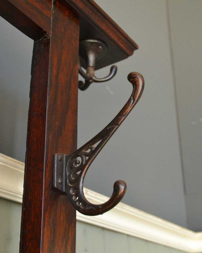 アンティークの玄関収納 アンティーク家具 ベンチの付きの便利な玄関家具、身支度チェックもできるアンティークホールスタンド。いろいろ便利に使える仕掛けオリジナルのフックは形も色もアンティークらしく素敵。(q-1273-f)