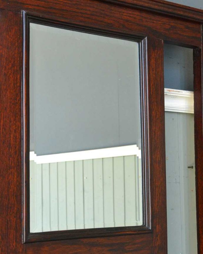 アンティークの玄関収納 アンティーク家具 ベンチの付きの便利な玄関家具、身支度チェックもできるアンティークホールスタンド。お出かけ前にミラーでチェックキレイなミラーのものを選んできましたが、ご希望の方には、新しいミラーに取り替えてお届けするオーダーサービスがあります。(q-1273-f)