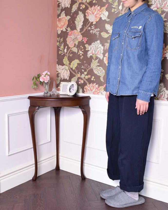 アンティークのテーブル　アンティーク家具　イギリスから届いたアンティーク、コーナー用コンソールテーブル。壁にピタッと付けるだけで出来るおしゃれコーナーコンソールテーブルは見せる場所を作ってくれる最強のアンティーク家具。(q-1275-f)