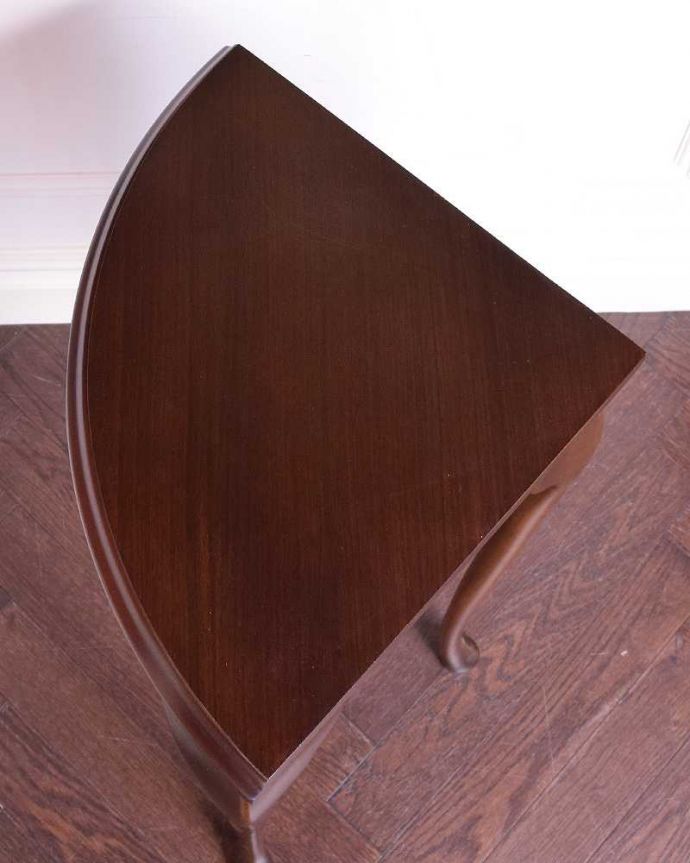 アンティークのテーブル　アンティーク家具　イギリスから届いたアンティーク、コーナー用コンソールテーブル。上から見ると1/4のお月様が見えますクオータームーン（1/4月型）の天板には、何を置いても素敵に魅せてくれる力があります。(q-1275-f)