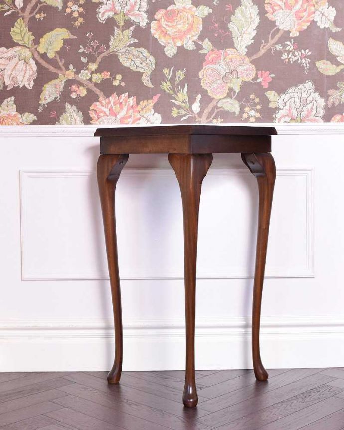 アンティークのテーブル　アンティーク家具　イギリスから届いたアンティーク、コーナー用コンソールテーブル。後ろ姿にも自信があります。(q-1275-f)