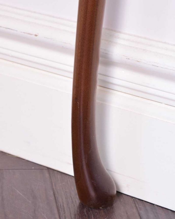 アンティークのテーブル　アンティーク家具　イギリスから届いたアンティーク、コーナー用コンソールテーブル。持ち上げなくても移動できます！Handleのアンティークは、脚の裏にフェルトキーパーをお付けしていますので、床を滑らせてれば女性1人でも移動が簡単です。(q-1275-f)