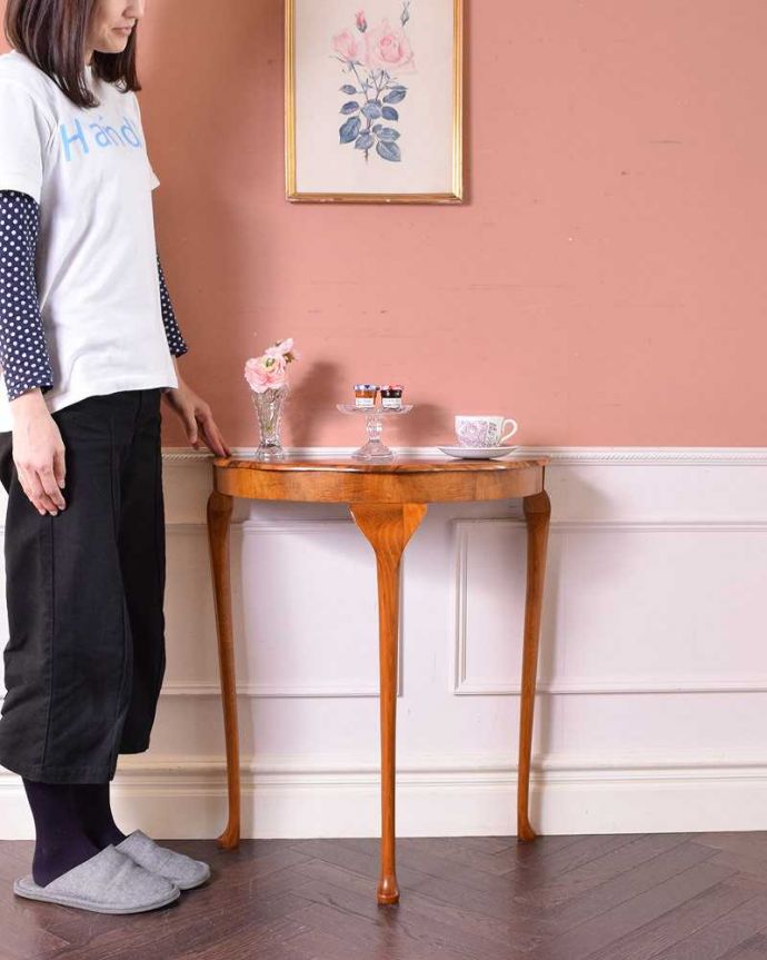 アンティークのテーブル　アンティーク家具　ハーフムーン型のコンソールテーブル、ウォルナット材の英国アンティーク家具。壁にピタッとくっつけるだけ。(q-1276-f)