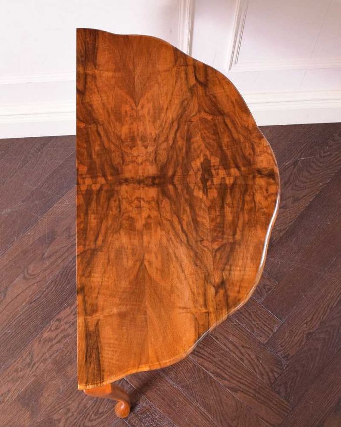 アンティークのテーブル　アンティーク家具　ハーフムーン型のコンソールテーブル、ウォルナット材の英国アンティーク家具。半月型（ハーフムーン）で作れる魅せる場所何でもいいので、飾ってみましょう！あっという間に素敵に魅せてくれるコーナーを作ってくれるので、お家に帰るのがなんだかワクワクしますよ〜。(q-1276-f)