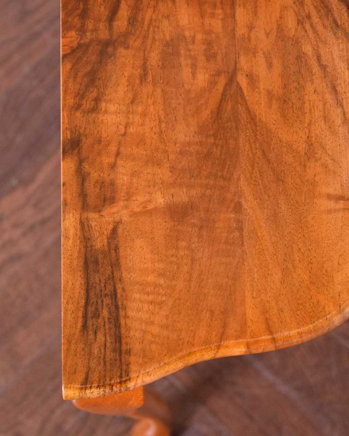 アンティークのテーブル　アンティーク家具　ハーフムーン型のコンソールテーブル、ウォルナット材の英国アンティーク家具。天板もピッカピカ☆職人がキレイにお直ししているので、天板もとてもキレイです。(q-1276-f)