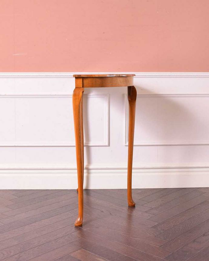 アンティークのテーブル　アンティーク家具　ハーフムーン型のコンソールテーブル、ウォルナット材の英国アンティーク家具。180度、どこから見てもキレイ！横から見るとこんな感じ。(q-1276-f)