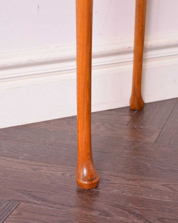 アンティークのテーブル　アンティーク家具　ハーフムーン型のコンソールテーブル、ウォルナット材の英国アンティーク家具。持ち上げなくても移動できます！Handleのアンティークは、脚の裏にフェルトキーパーをお付けしていますので、床を滑らせて女性1人でも移動が簡単です。(q-1276-f)