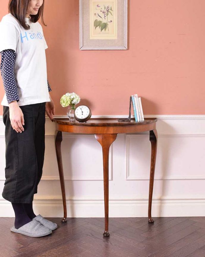 アンティークのテーブル アンティーク家具 イギリスから届いたアンティーク家具、ハーフムーンコンソールテーブル。壁にピタッとくっつけるだけ。(q-1277-f)