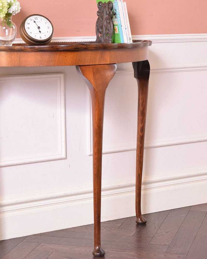 アンティークのテーブル アンティーク家具 イギリスから届いたアンティーク家具、ハーフムーンコンソールテーブル。スッキリとした長い脚が印象的実用性を求めた家具ではないので、見た目が重要。(q-1277-f)