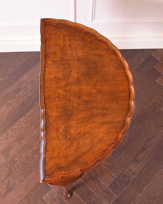 アンティークのテーブル アンティーク家具 イギリスから届いたアンティーク家具、ハーフムーンコンソールテーブル。半月型(ハーフムーン)で作れる魅せる場所何でもいいので、飾ってみましょう!あっという間に素敵に魅せてくれるコーナーを作ってくれるので、お家に帰るのがなんだかワクワクしますよ〜。(q-1277-f)