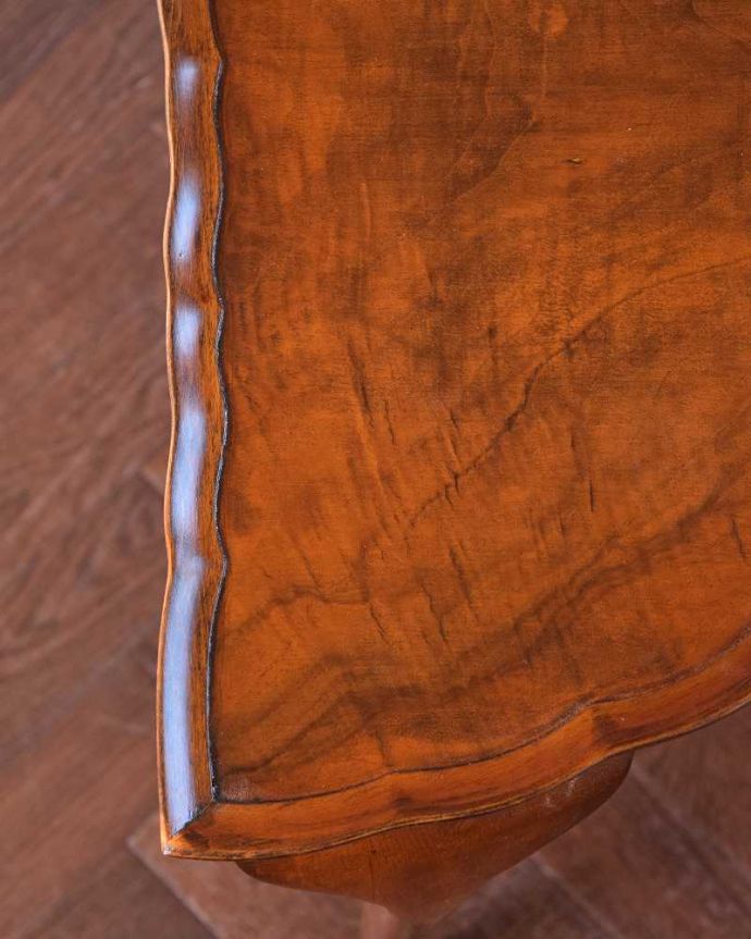 アンティークのテーブル アンティーク家具 イギリスから届いたアンティーク家具、ハーフムーンコンソールテーブル。天板もピッカピカ☆職人がキレイにお直ししているので、天板もとてもキレイです。(q-1277-f)