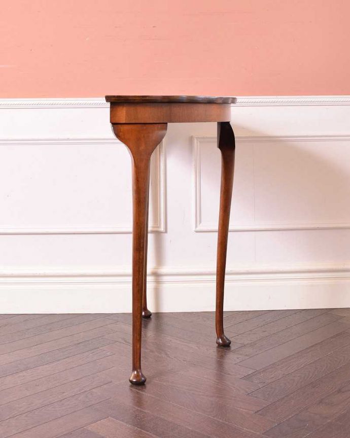 アンティークのテーブル アンティーク家具 イギリスから届いたアンティーク家具、ハーフムーンコンソールテーブル。180度、どこから見てもキレイ!横から見るとこんな感じ。(q-1277-f)