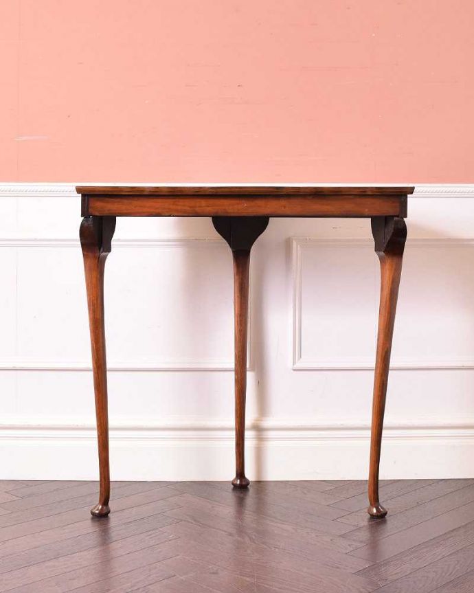 アンティークのテーブル アンティーク家具 イギリスから届いたアンティーク家具、ハーフムーンコンソールテーブル。後ろ姿だってキレイ!アンティークは新品ではないので、もちろん経年変化によるキズはありますが、専門の職人がキレイにお直しをしているので、後ろ姿までキレイです。(q-1277-f)