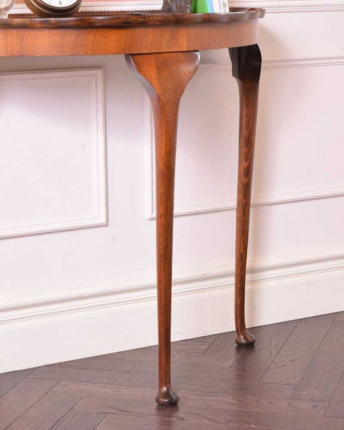 アンティークのテーブル アンティーク家具 イギリスから届いたアンティーク家具、ハーフムーンコンソールテーブル。持ち上げなくても移動できます!Handleのアンティークは、脚の裏にフェルトキーパーをお付けしていますので、床を滑らせて女性1人でも移動が簡単です。(q-1277-f)