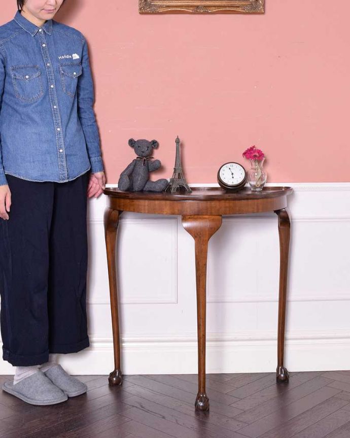 アンティークのテーブル アンティーク家具 ワンランク上のアンティークインテリア、ハーフムーン型の美しいコンソールテーブル。壁にピタッと付けるだけで出来るおしゃれコーナーハーフムーン型のコンソールテーブルは見せる場所を作ってくれる最強のアンティーク家具。(q-1278-f)