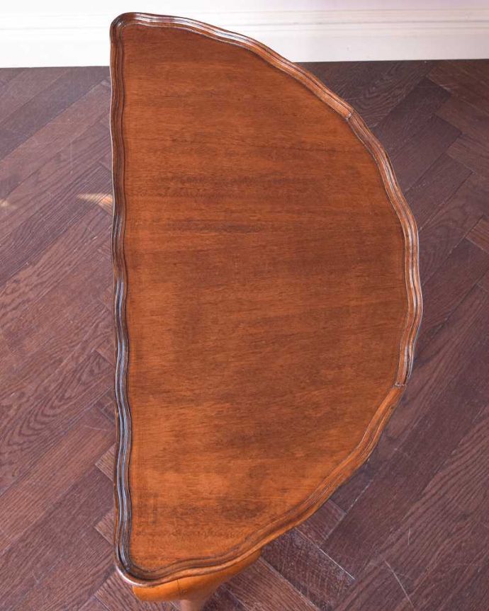 アンティークのテーブル アンティーク家具 ワンランク上のアンティークインテリア、ハーフムーン型の美しいコンソールテーブル。上から見ると半分のお月様が見えますハーフムーン(半月型)の天板には、何を置いても素敵に魅せてくれる力があります。(q-1278-f)