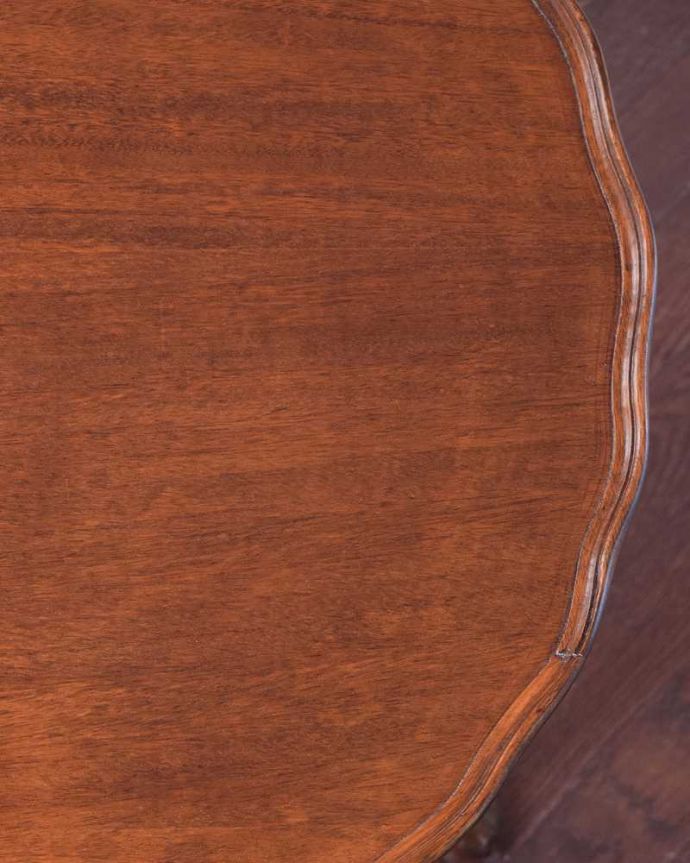 アンティークのテーブル アンティーク家具 ワンランク上のアンティークインテリア、ハーフムーン型の美しいコンソールテーブル。修復には自信がありますHandleでは専門の職人が修復する際、古い塗装を剥離してキレイにお直ししています。(q-1278-f)