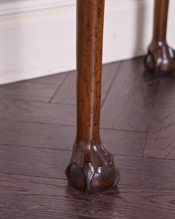 アンティークのテーブル アンティーク家具 ワンランク上のアンティークインテリア、ハーフムーン型の美しいコンソールテーブル。持ち上げなくても移動できます!Handleのアンティークは、脚の裏にフェルトキーパーをお付けしていますので、床を滑らせてれば女性1人でも移動が簡単です。(q-1278-f)