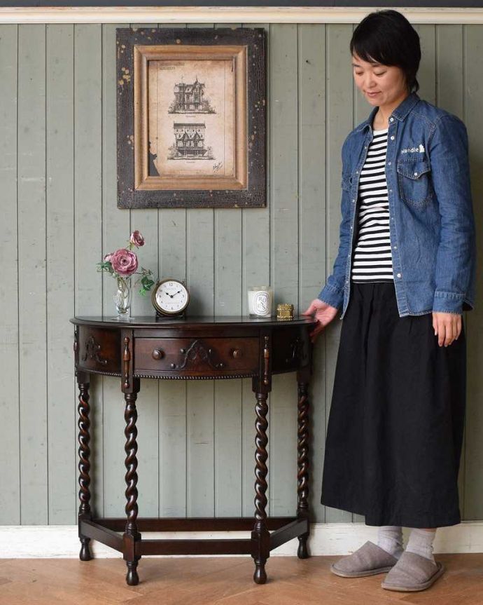 アンティークのテーブル　アンティーク家具　落ち着いたシックで上質な空間を演出する、英国らしいアンティークのコンソールテーブル。壁にピタッと付けるだけで出来るおしゃれコーナーハーフムーン型のコンソールテーブルは見せる場所を作ってくれる最強のアンティーク家具。(q-1279-f)