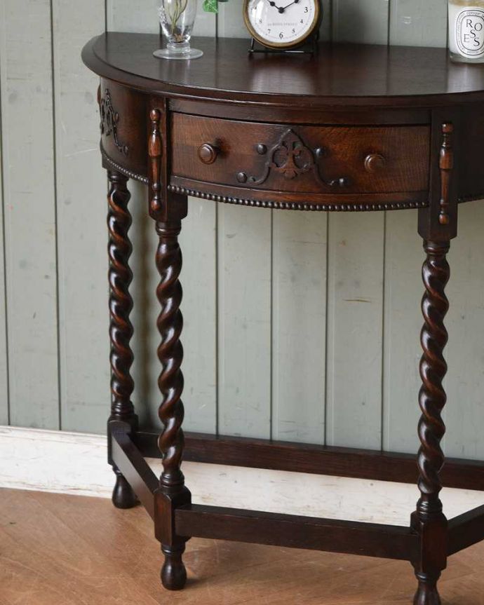 アンティークのテーブル　アンティーク家具　落ち着いたシックで上質な空間を演出する、英国らしいアンティークのコンソールテーブル。美しいデザインが印象的実用性を求めない見せ場を作ってくれるコンソールは、何より見た目が重要。(q-1279-f)