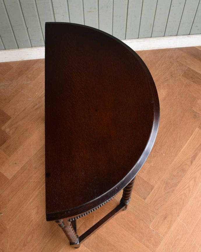 アンティークのテーブル　アンティーク家具　落ち着いたシックで上質な空間を演出する、英国らしいアンティークのコンソールテーブル。上から見ると半分のお月様が見えますハーフムーン（半月型）の天板には、何を置いても素敵に魅せてくれる力があります。(q-1279-f)