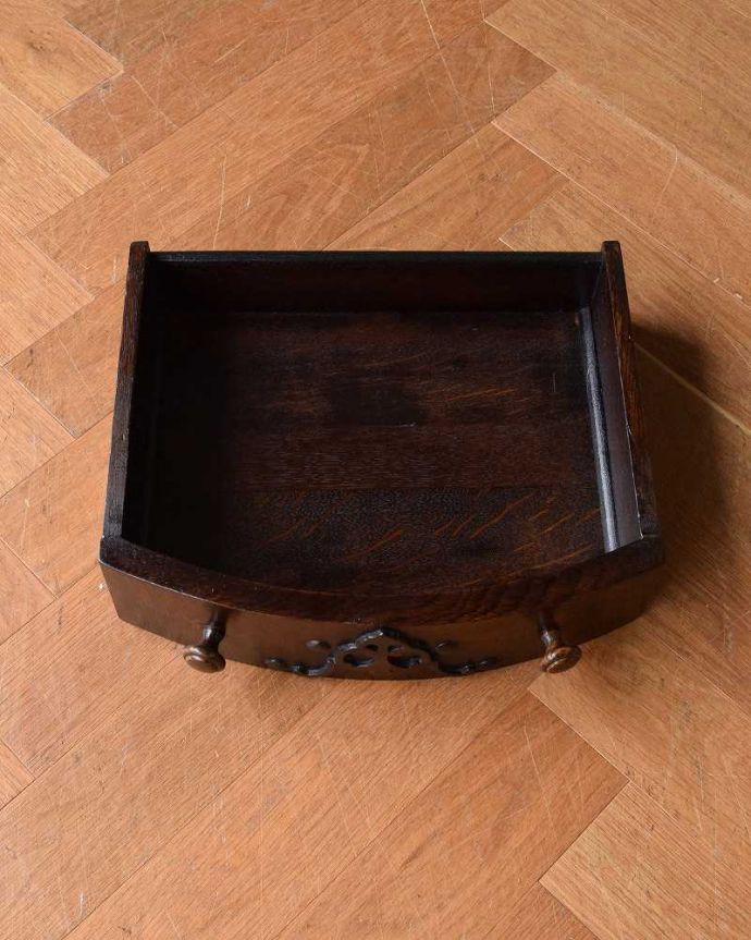 アンティークのテーブル　アンティーク家具　落ち着いたシックで上質な空間を演出する、英国らしいアンティークのコンソールテーブル。中身ももちろんキレイですちょっとした引き出しがあると、なんだか便利に使えちゃうんです。(q-1279-f)