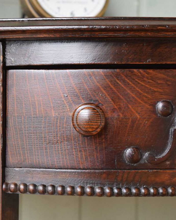 アンティークのテーブル　アンティーク家具　落ち着いたシックで上質な空間を演出する、英国らしいアンティークのコンソールテーブル。取っ手にもアンティークらしさアンティークらしく上品な取っ手。(q-1279-f)