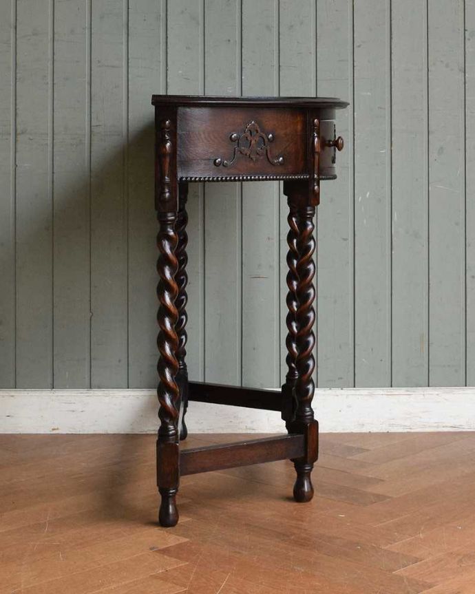 アンティークのテーブル　アンティーク家具　落ち着いたシックで上質な空間を演出する、英国らしいアンティークのコンソールテーブル。グルっと180度。(q-1279-f)