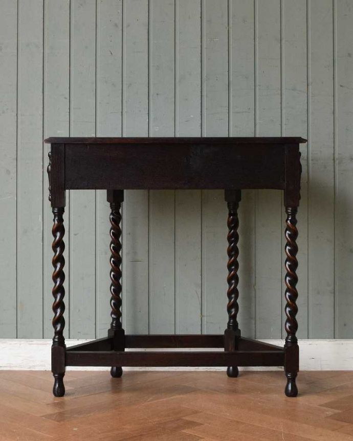 アンティークのテーブル　アンティーク家具　落ち着いたシックで上質な空間を演出する、英国らしいアンティークのコンソールテーブル。後ろ姿にも自信があります。(q-1279-f)