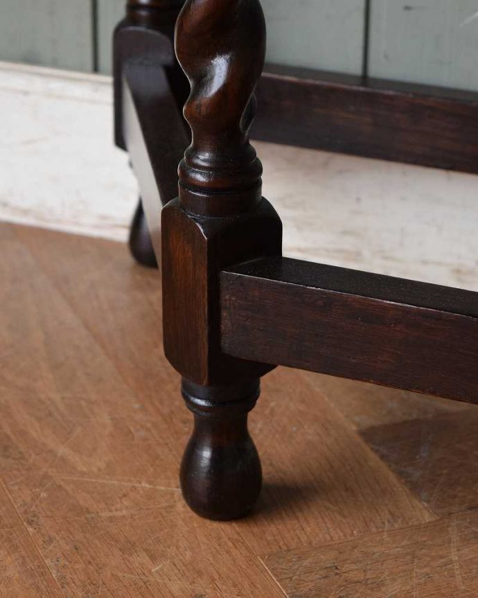 アンティークのテーブル　アンティーク家具　落ち着いたシックで上質な空間を演出する、英国らしいアンティークのコンソールテーブル。持ち上げなくても移動できます！Handleのアンティークは、脚の裏にフェルトキーパーをお付けしていますので、床を滑らせてれば女性1人でも移動が簡単です。(q-1279-f)