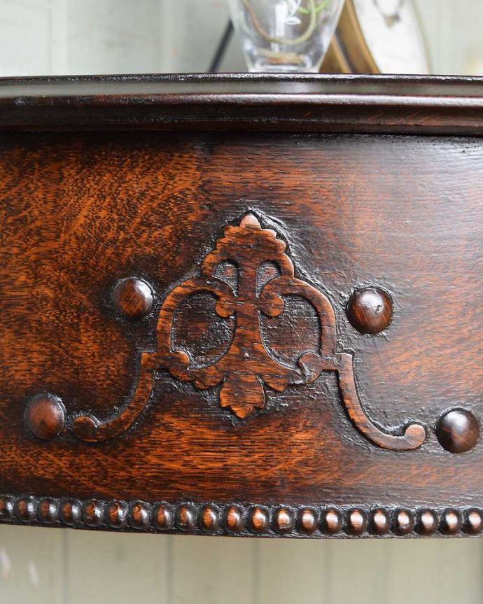 アンティークのテーブル　アンティーク家具　落ち着いたシックで上質な空間を演出する、英国らしいアンティークのコンソールテーブル。風合いたっぷりの装飾が施されています。(q-1279-f)